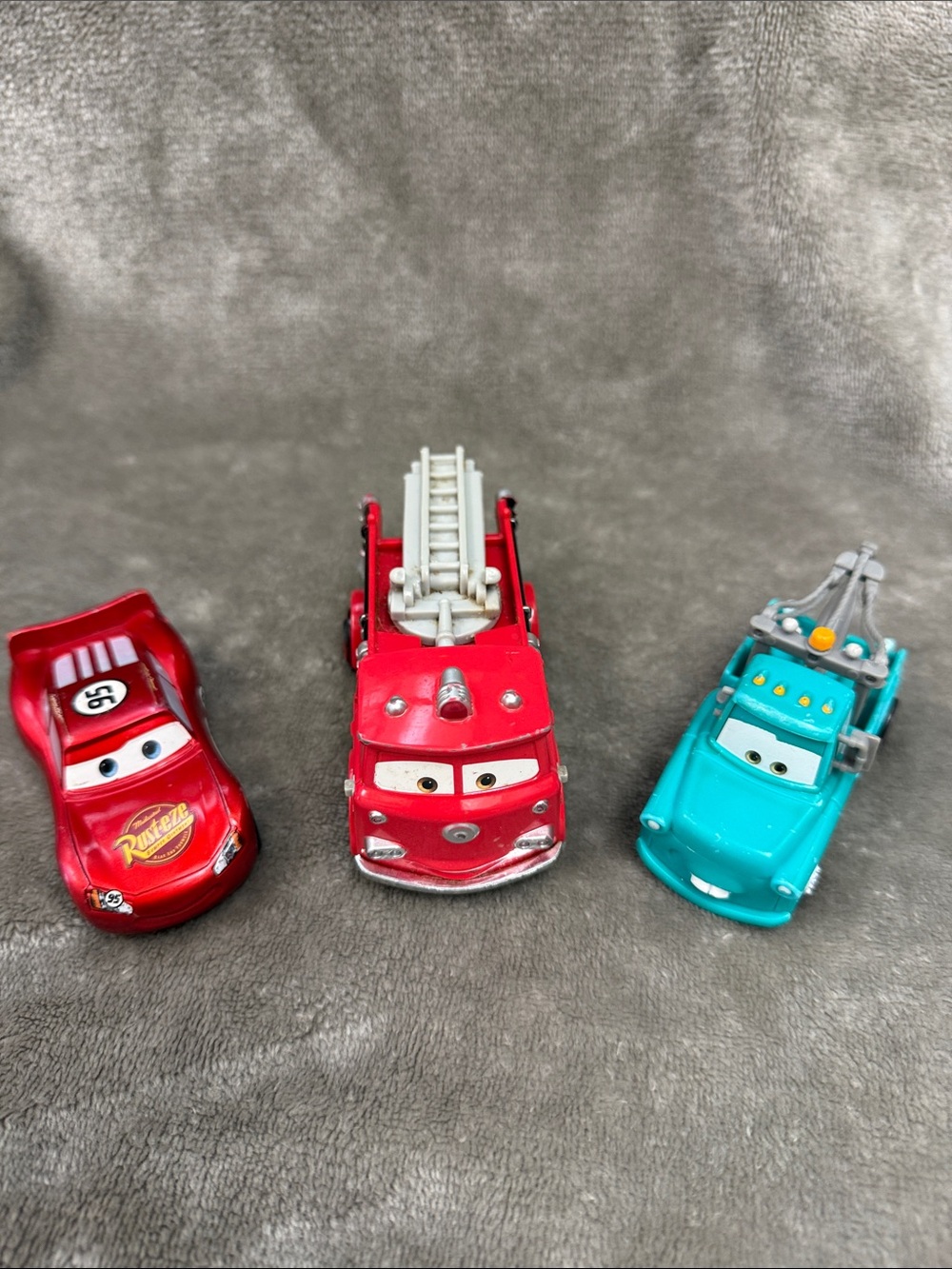 🏎️ Pixar Cars Red Die-cast, Lightning McQueen & Tow Mater (plastic) Ready 2 Roll
